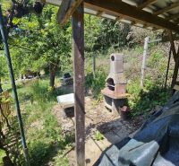 Gartenkamin bei der Hütte in Budatín, mit Pergola und Grün auf der Straße Budatín.