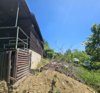 Eine Hütte in Budatín, umgeben von Natur und Grün, mit Holzelementen.