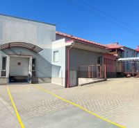 Produktionsräume in Kremnička, Banská Bystrica mit Zufahrtsrampe und Pflaster.