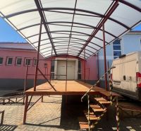 Laderampe mit Metalldach in Kremnička, Banská Bystrica, Produktionsräume.