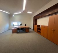 Büroproduktionsräume mit Bürotisch, Teppichboden und Schränken.