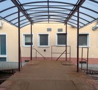 Ein Unterstand mit Metallkonstruktion bei einem Gebäude in Banská Bystrica, Lager und Hallen.