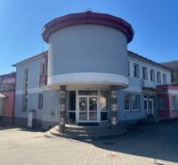 Gebäude mit einem Bogeneingang in Kremnička, Banská Bystrica, das als Lager und Halle dient.