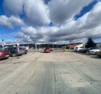Parkplatz mit Autos und bewölktem Himmel in Žiar nad Hronom, Bezirk Žiar nad Hronom.