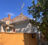 Ein Einfamilienhaus in Vrakúň mit einer Fernsehantenne und einer Satellitenschüssel auf dem Dach.