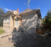 Ein Einfamilienhaus in Vrakúňa mit Treppen vor dem Eingang und einem einfachen Hof.