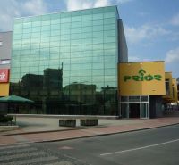 Einkaufszentrum mit Glasfassade in der Robotnícka-Straße in Banská Bystrica, Bezirk Banská Bystrica.