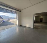 Lagerhallen und Gebäude im Bezirk Banská Bystrica, sichtbarer Eingang und Hintergrund des Gebäudes.