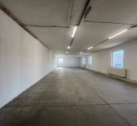 Weitläufige leere Halle mit Betonboden im Gebäude Lager und Hallen.