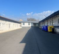 Außenbereich Lager und Hallen mit bunten Containern in Banská Bystrica, Cementárenská cesta.