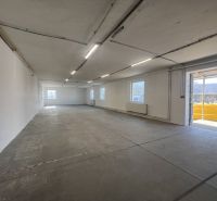 Geräumiges Interieur von Lagern und Hallen mit Betonboden und viel Tageslicht.