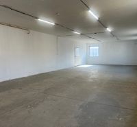 Ein geräumiges, leeres Interieur mit Betonboden und weißen Wänden in Lagerhäusern und Hallen.