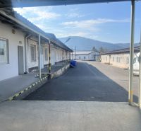 Industrieobjekte und Lagerhäuser auf der Cementárenská-Straße in Senica, umgeben von Bergen.