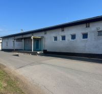 Lager und Hallen im Bezirk Banská Bystrica, ein Zementgebäude an der Straße.