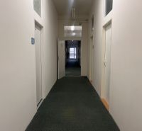 Der Flur im Büro mit Türen auf beiden Seiten.