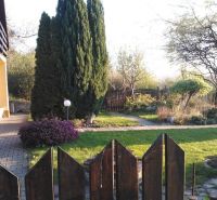 Garten bei einem Einfamilienhaus im Stadtteil Bratislava - Karlova Ves in der Karloveská Straße.