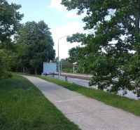 Ein Weg entlang der Eisenbahnstrecke, umgeben von Grün in Bratislava - Karlova Ves auf der Karloveská.