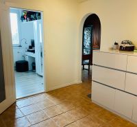 Flur mit hellem Fliesenboden und Durchgang zur Küche in einer 3-Zimmer-Wohnung.