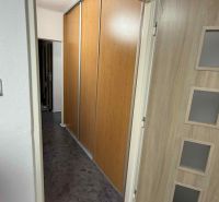 Offene Tür in einer 4-Zimmer-Wohnung mit Holzdekorboden und Einbauschrank.