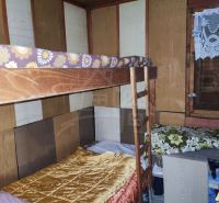 Etagenbett und Holzdekor im Chaletzimmer mit Teppichboden.