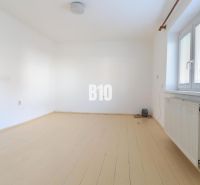 Ein geräumiger Raum mit weißen Wänden und hellem Boden in einem Einfamilienhaus.