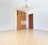Innenraum mit einem Holzschrank und einem Boden mit Holzdekor in einem Einfamilienhaus.