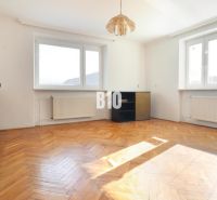 Ein geräumiges Zimmer mit einer Glasvitrine und einem Boden in Holzoptik in einem Einfamilienhaus.