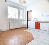 Küche in einem Einfamilienhaus mit Holzboden und weißen Wänden.