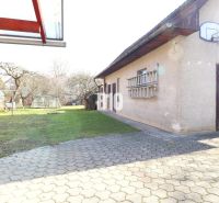Der Hof beim Einfamilienhaus in Turany mit einem Basketballkorb und einem Gartengewächshaus.