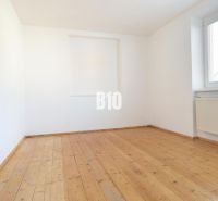 Ein leerer Raum mit Holzboden in einem Einfamilienhaus.