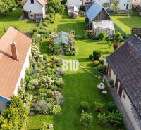 Luftaufnahme eines Gartens bei einem Einfamilienhaus in Turany, mit Rasen und Pavillon.