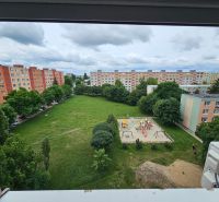 Blick von der Immobilie in der Nešporova-Straße in Šaľa mit Spielplatz und Wohnsiedlung.