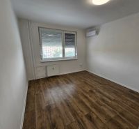 Ein Studio-Apartment mit Klimaanlage und Holzboden bietet einen hellen und gemütlichen Raum.