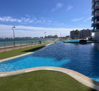 Pool mit Meerblick beim Ferienapartment in La Manga del Mar Menor, Spanien.