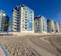 Ferienwohnungen in La Manga del Mar Menor, Spanien, mit Blick auf den Strand und das Meer.