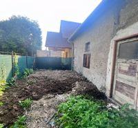 Älteres Einfamilienhaus in Brechy, Nová Baňa, Bezirk Žarnovica, mit einem Lehmbodenhof und Vegetation.