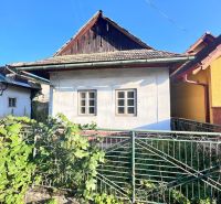 Einfamilienhaus in Brehoch, Nová Baňa, Bezirk Žarnovica, Banskobystrický kraj, mit Gartenzaun.