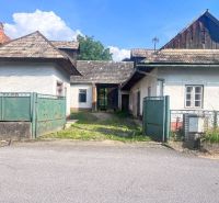 Ein Einfamilienhaus in Brechy, Nová Baňa, Bezirk Žarnovica, mit einem Blechtor und einem Schindeldach.
