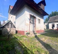 Ein Einfamilienhaus in der Gemeinde Brehy, Nová Baňa, Bezirk Žarnovica, mit älterer Holzverkleidung.