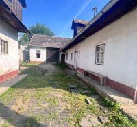 Der Hof des Einfamilienhauses im Dorf Brehy, Nová Baňa, Bezirk Žarnovica, mit einem grasbewachsenen Weg.