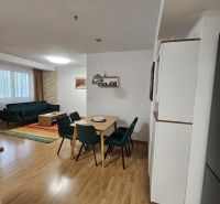 Esszimmer in einer 3-Zimmer-Wohnung mit Holzboden und Sofa.