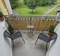 Der Balkon der 3-Zimmer-Wohnung bietet Blick auf Grünflächen und einen Kinderspielplatz.