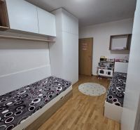 Kinderzimmer mit Holzboden und Einbauschränken in einer 3-Zimmer-Wohnung.