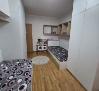 Kinderzimmer mit Betten und Holzboden in einer 3-Zimmer-Wohnung.