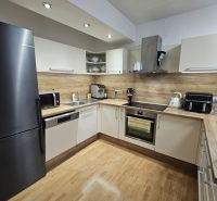 Küche in einer 3-Zimmer-Wohnung mit Holzboden und modernen Geräten.