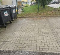 Mülleimer in der Kvačalova-Straße in Žilina hinter dem Zaun bei der 3-Zimmer-Wohnung.