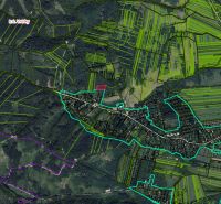 Luftaufnahme von landwirtschaftlichen und forstwirtschaftlichen Flächen in der Umgebung der Stadt Vrútky.