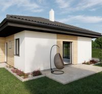 Ein Einfamilienhaus in der Kostolná-Straße in Drahovce mit Terrasse und Gartenmöbeln.