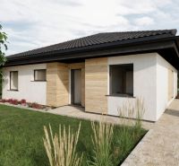 Einfamilienhaus in der Kostolná in Drahová mit weißer Fassade und Holzdekor.