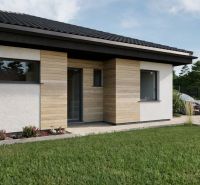 Ein Einfamilienhaus in der Kostolná-Straße in Drahovce mit Holzverkleidung und gepflegtem Garten.